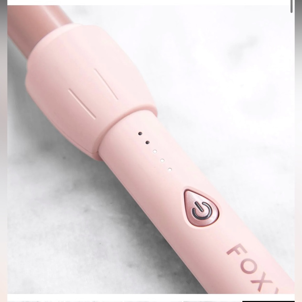 NIB Foxybae 25mm curling wand